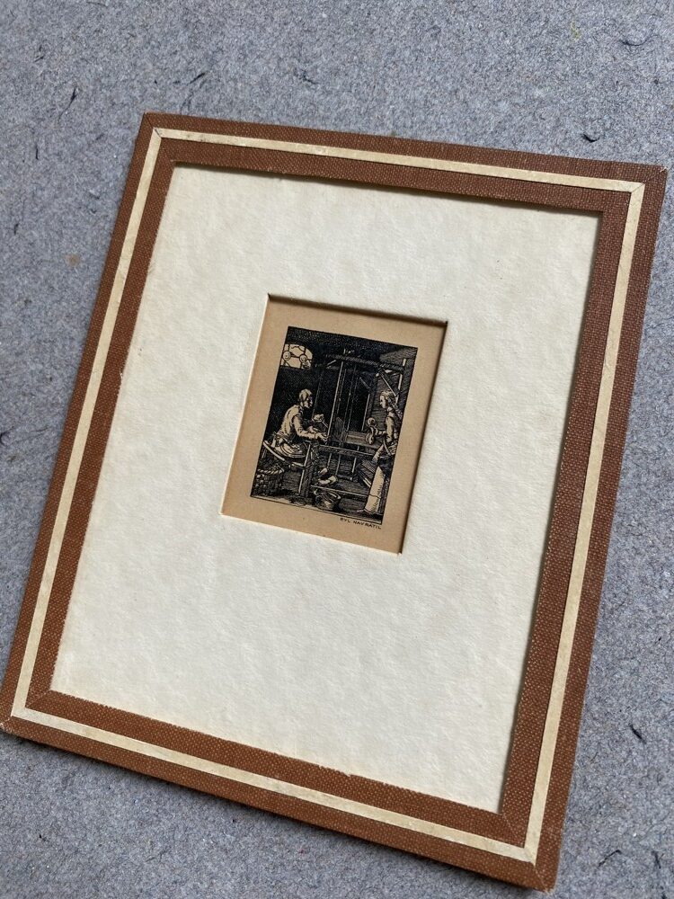 Obrázek zasklený v paspartě, při práci na tkalcovském stavu