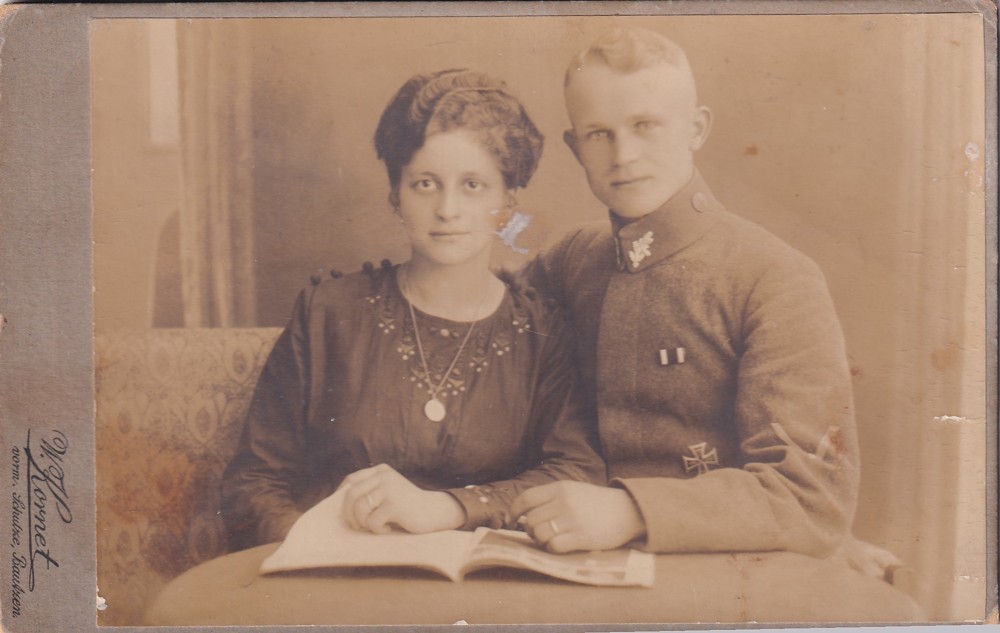 Kabinetka voják s ženou,odznaky, válečný kříž, W. Kornet, Budyšín