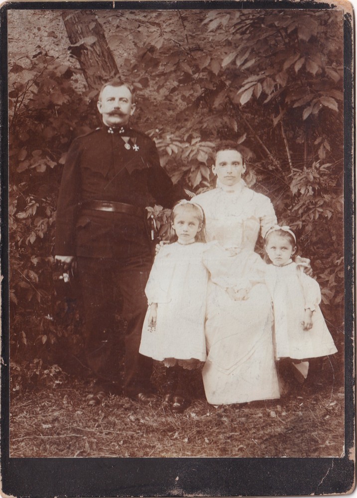 Kabinetka Vojsko,vyznamenání,šavle foto s rodinou, 1.pol.20.stol.