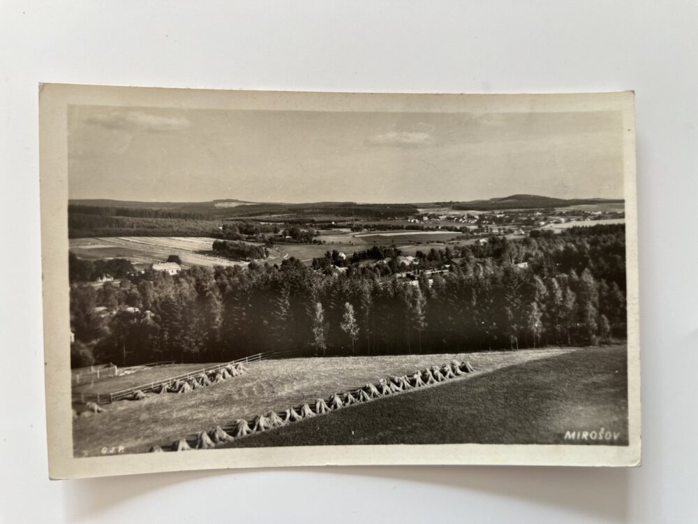 Pohlednice místopis Mirošov snopy na poli, okres Rokycany r.1933