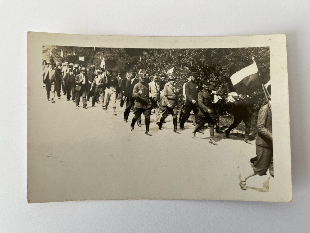 Fotopohlednice - Vojáci v průvodu, vlajky foto Kellar Čáslav