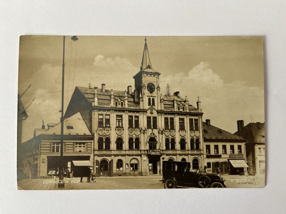 Fotopohlednice Lomnice nad Popelkou - Radnice, automobil 1931