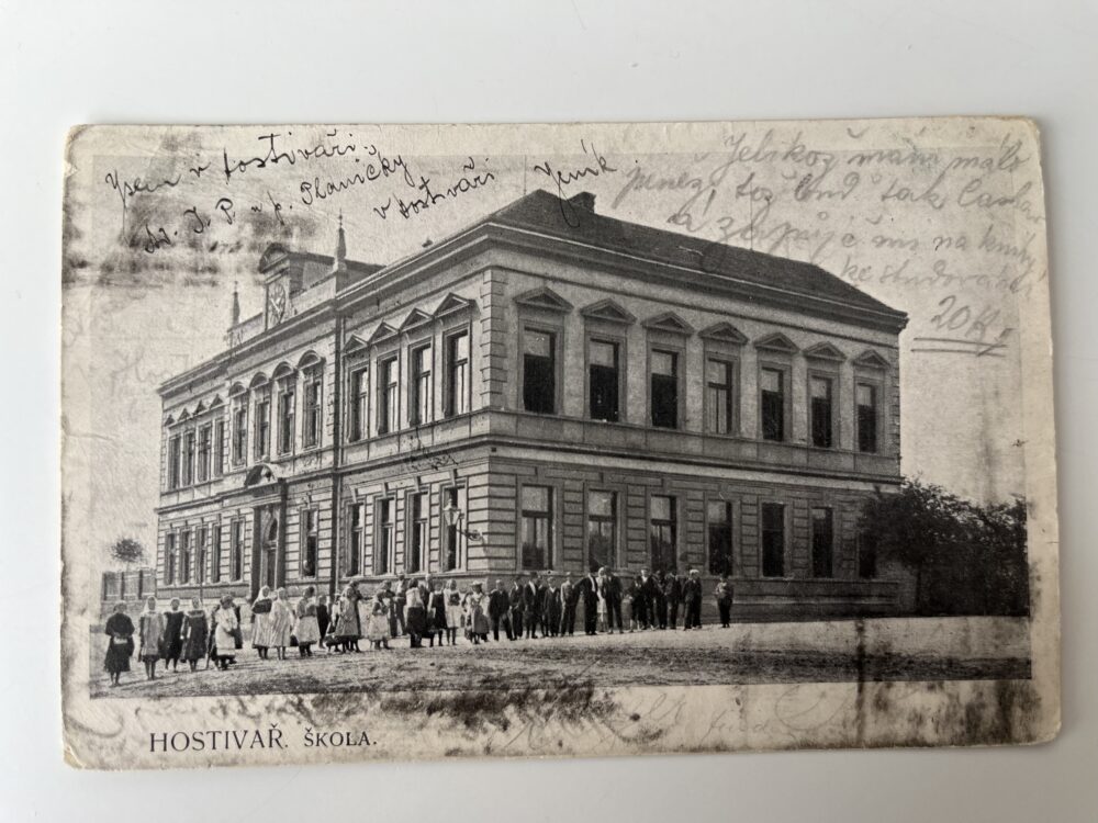 Pohlednice Hostivař - Škola, městská čtvrť v Praze 1.pol.20.stol.