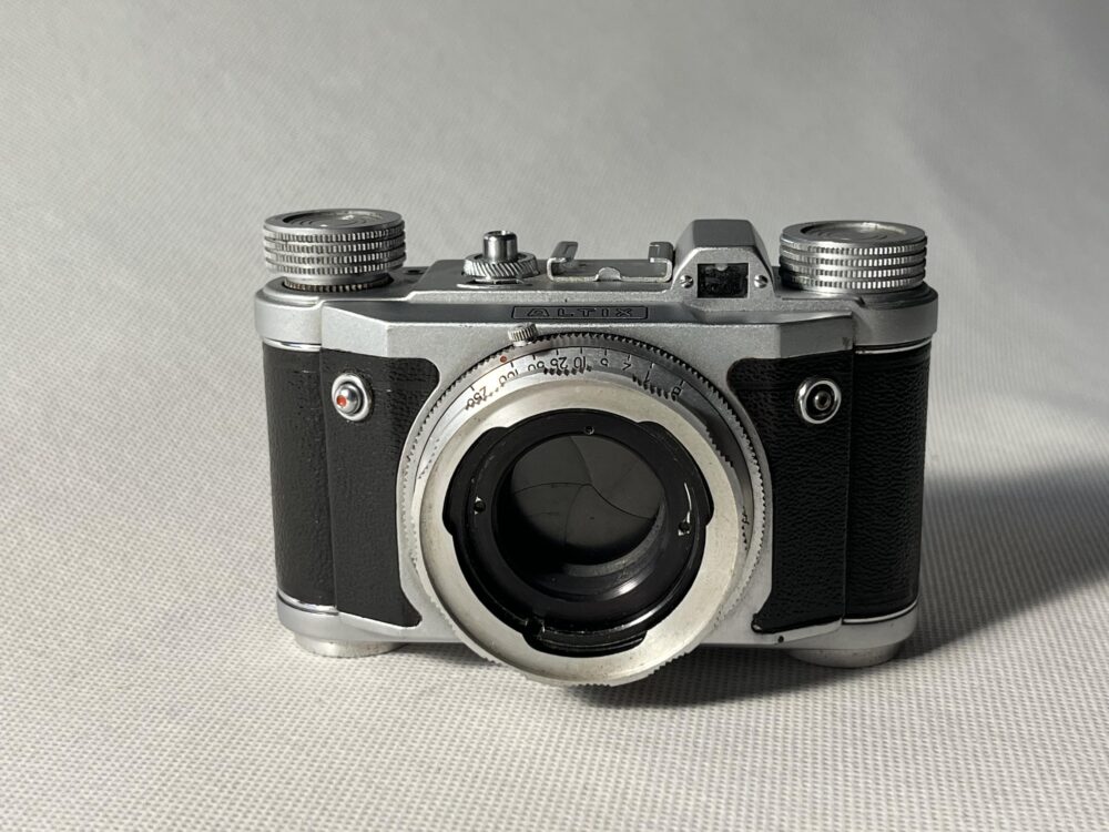 Fotoaparát Altissa Altix s průhledovým hledáčkem