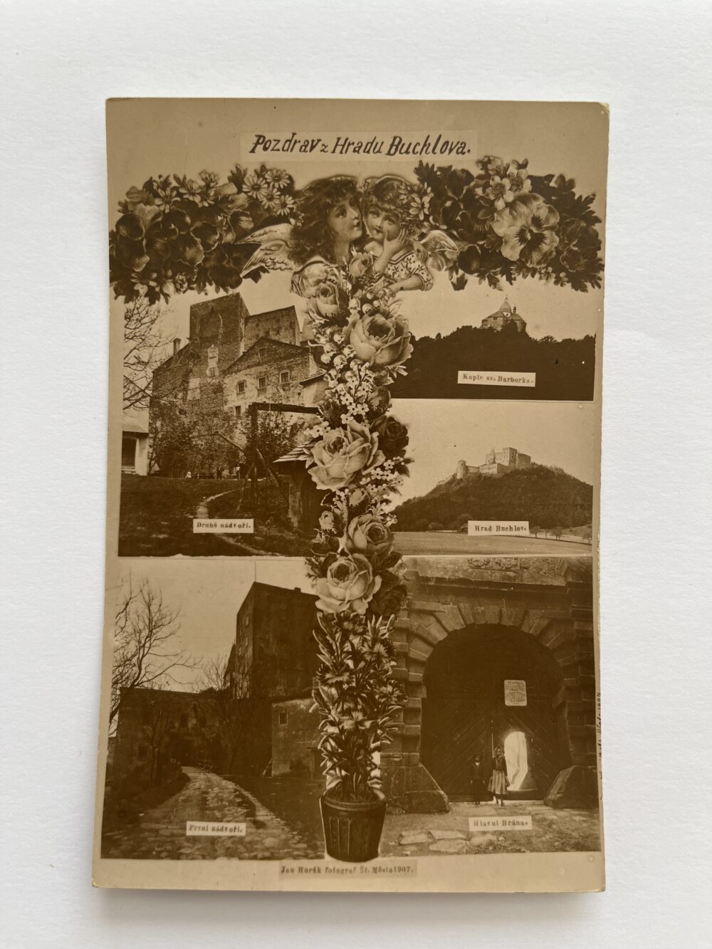 Pohlednice Hrad Buchlov - Kaple sv. Barborka hlavní brána nádvoří 1910