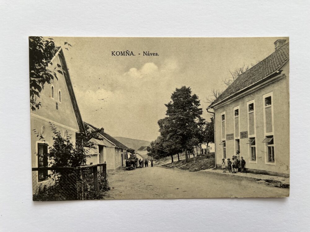 Pohlednice KOMŇA - Náves, obecní úřad okres Uherské Hradiště 1942
