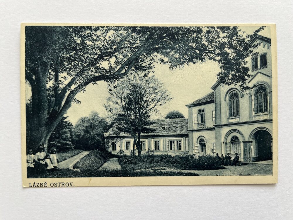 Pohlednice místopis - Lázně Ostrov, žena s dětmi okres Praha východ