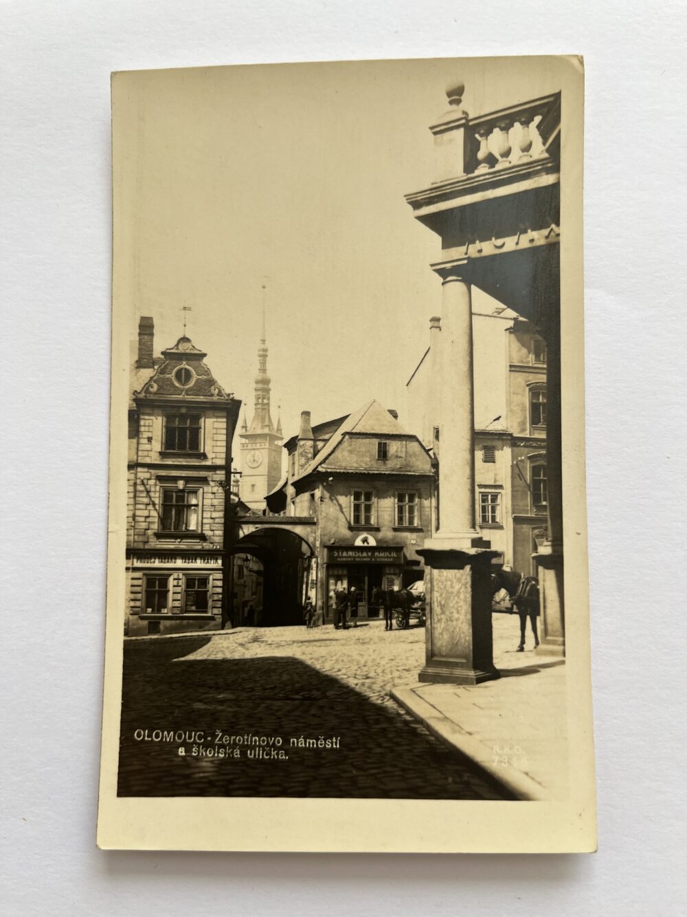 Pohlednice místopis Olomouc - Žerotínovo náměstí a školská ulička