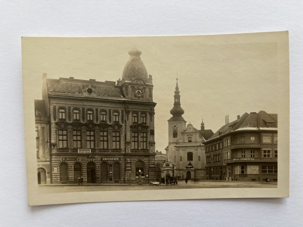 Pohlednice Přerov Masarykovo náměstí - knihovna, spořitelna, automobil