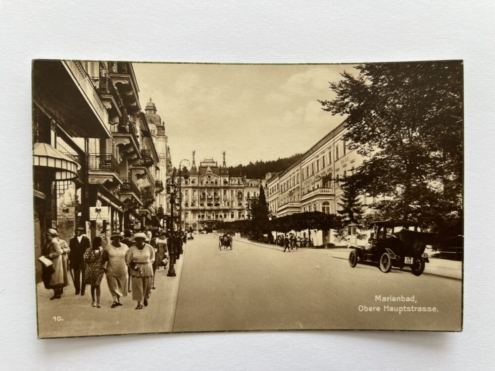 Pohlednice Mariánské Lázně - Horní hlavní ulice, automobil