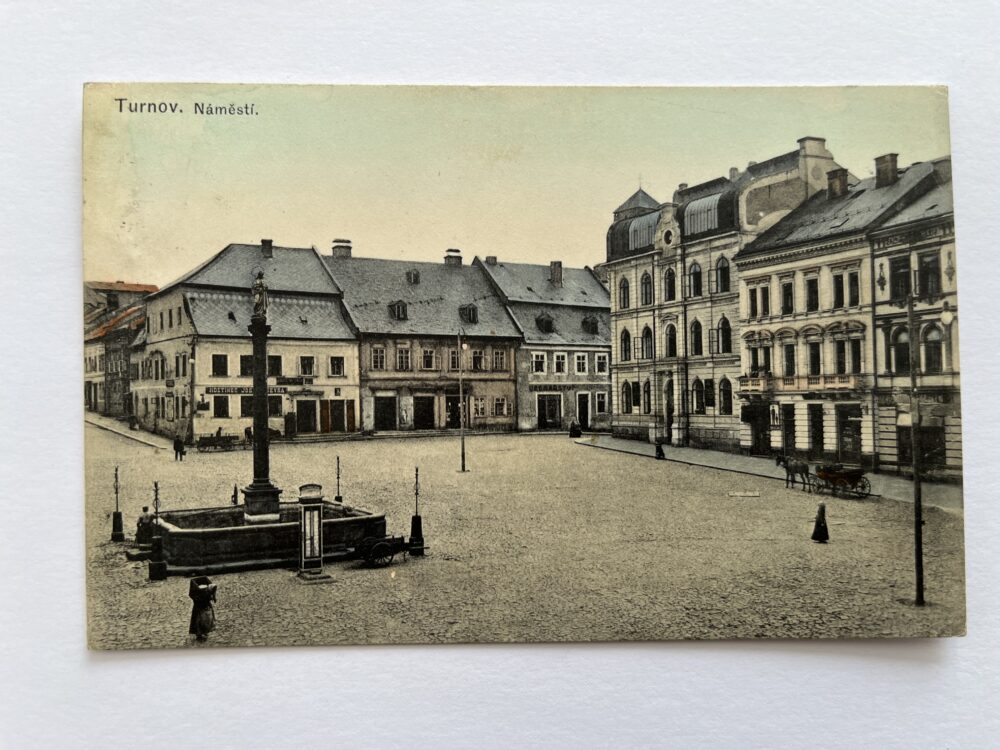 Pohlednice Turnov náměstí Mariánský sloup, kašna, hostinec okr.Semily
