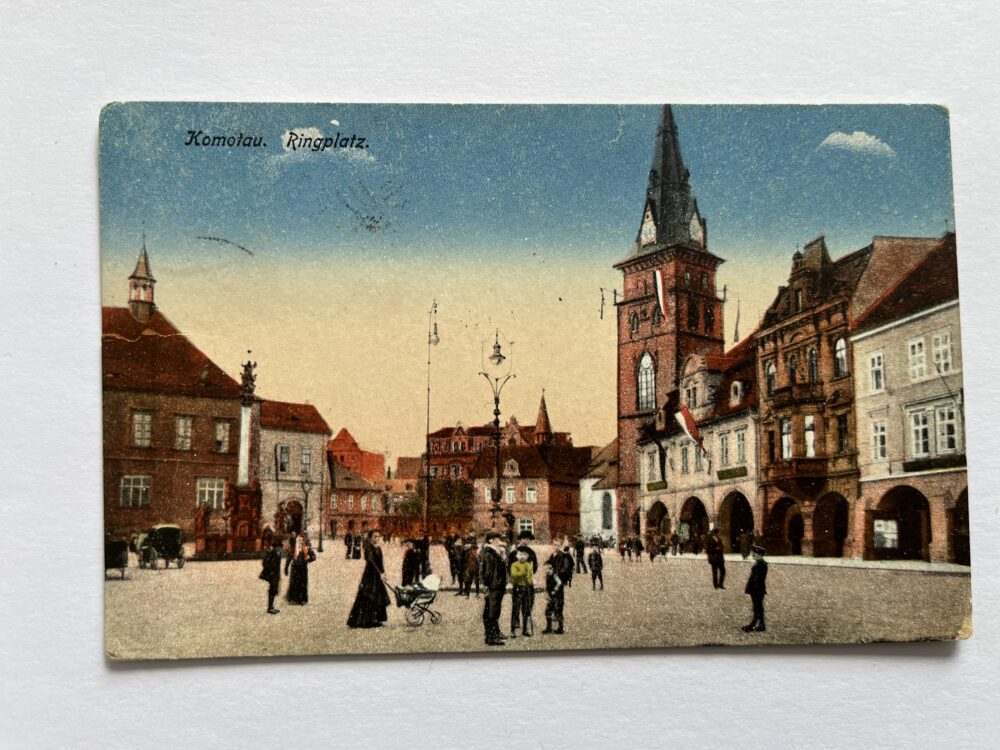 Pohlednice Chomutov - Náměstí, žena s kočárkem, děti 1917