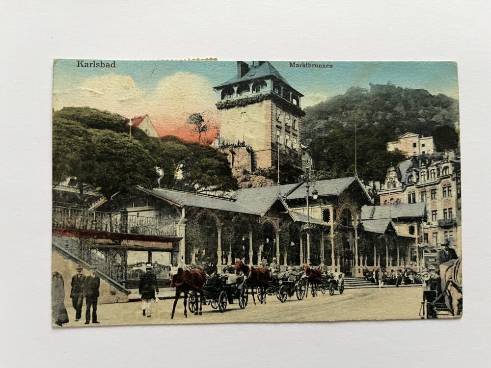 Pohlednice Karlovy Vary - Tržní kolonáda, koně s kočáry 1.pol.20.stol.