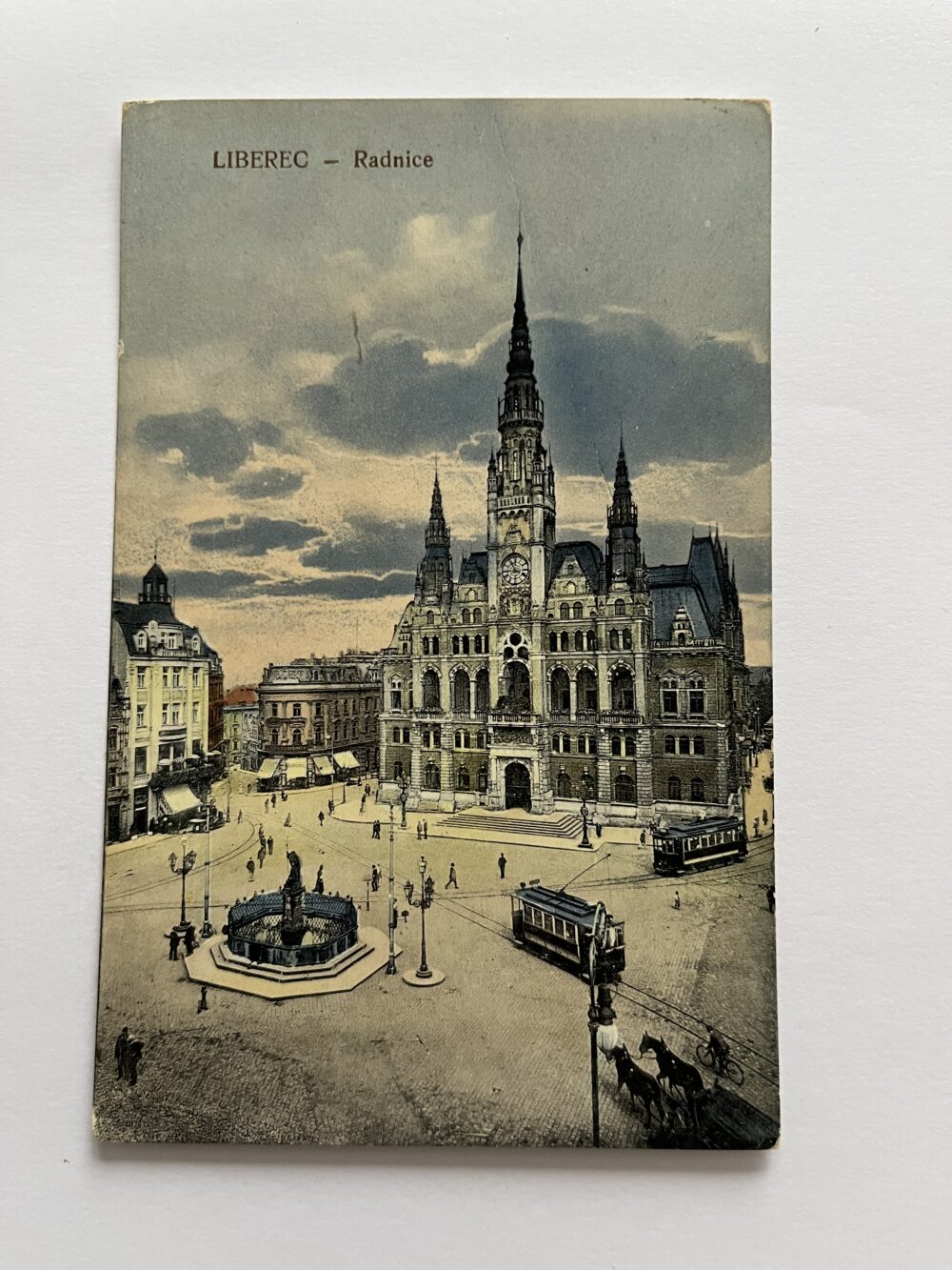 Pohlednice Liberec Radnice tramvaje, koně s vozy, Neptunova kašna 1916