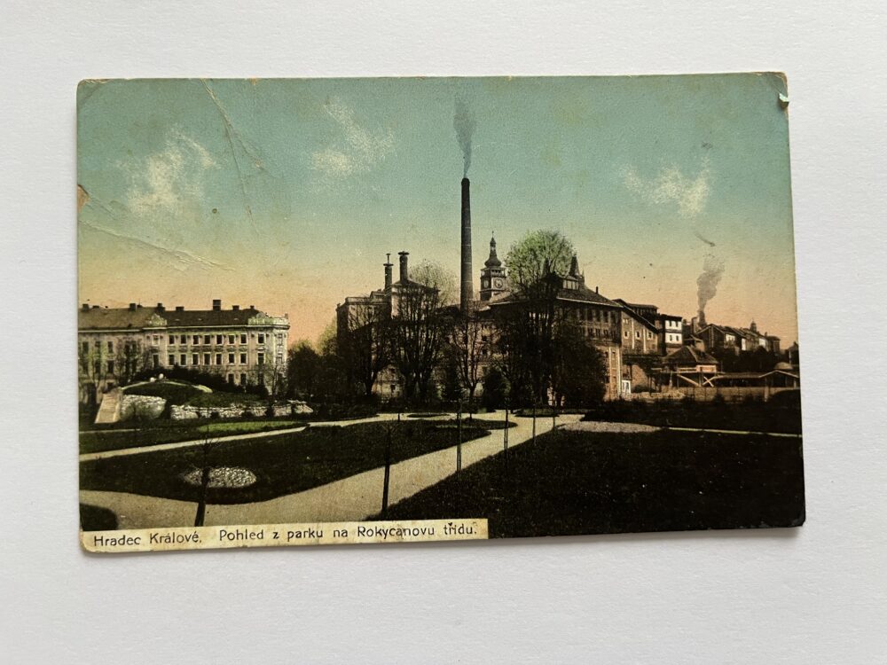 Pohlednice Hradec Králové - Pohled z parku na Rokycanovu třídu