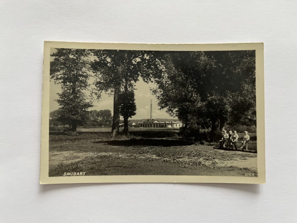 Pohlednice Smidary - chlapci na lavičce, okres Hradec Králové