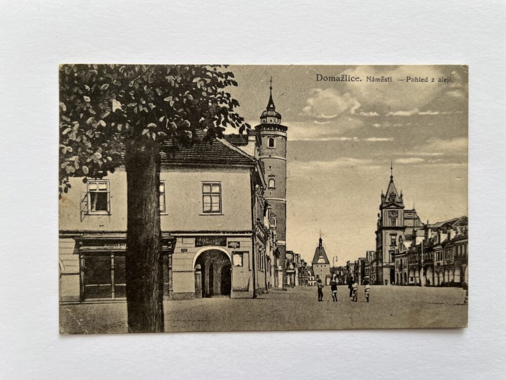 Pohlednice místopis Domažlice - Náměstí, pohled z alejí r.1933