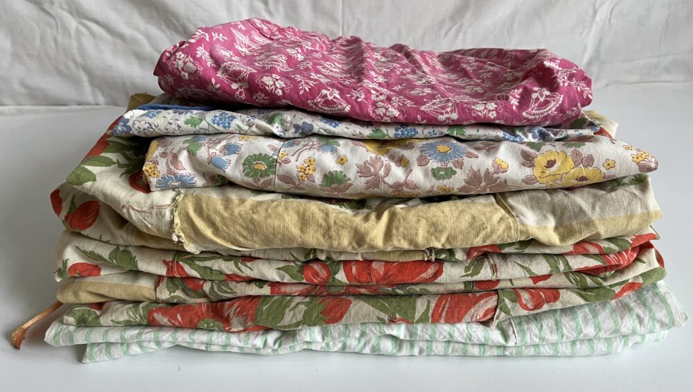 Konvolut zástěr různých střihů a vzorů z dob socialismu