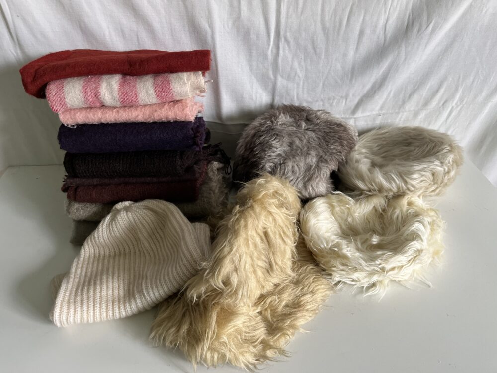 Konvolut - čepice a šály z dob socialismu, dobové doplňky Tonak Praha