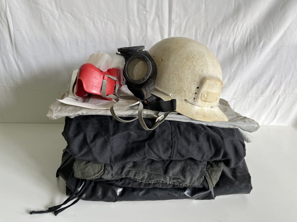 Konvolut Hornické vybavení - Důl Rudý říjen přilba, brýle, respirátor