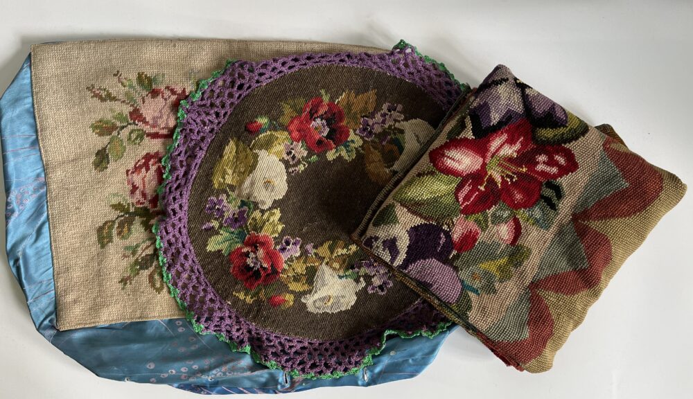 Starožitné vyšívané textilie - dečka, povlak na polštář, ubrus