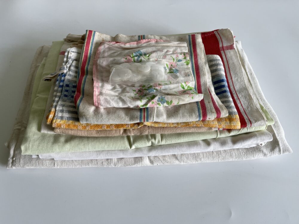 Textilie z dob socialismu - povlaky na polštář, ručníky, plátno