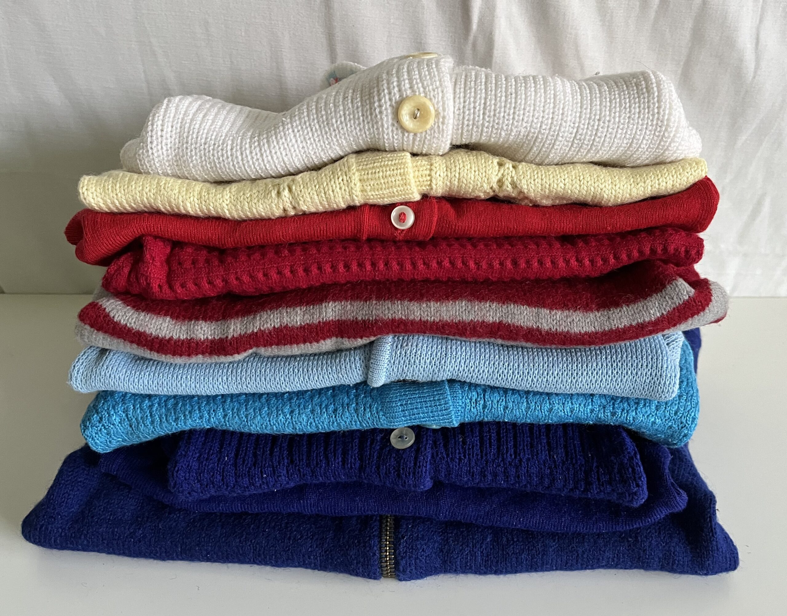 Konvolut dětského oblečení z dob socialismu - dupačky, svetry