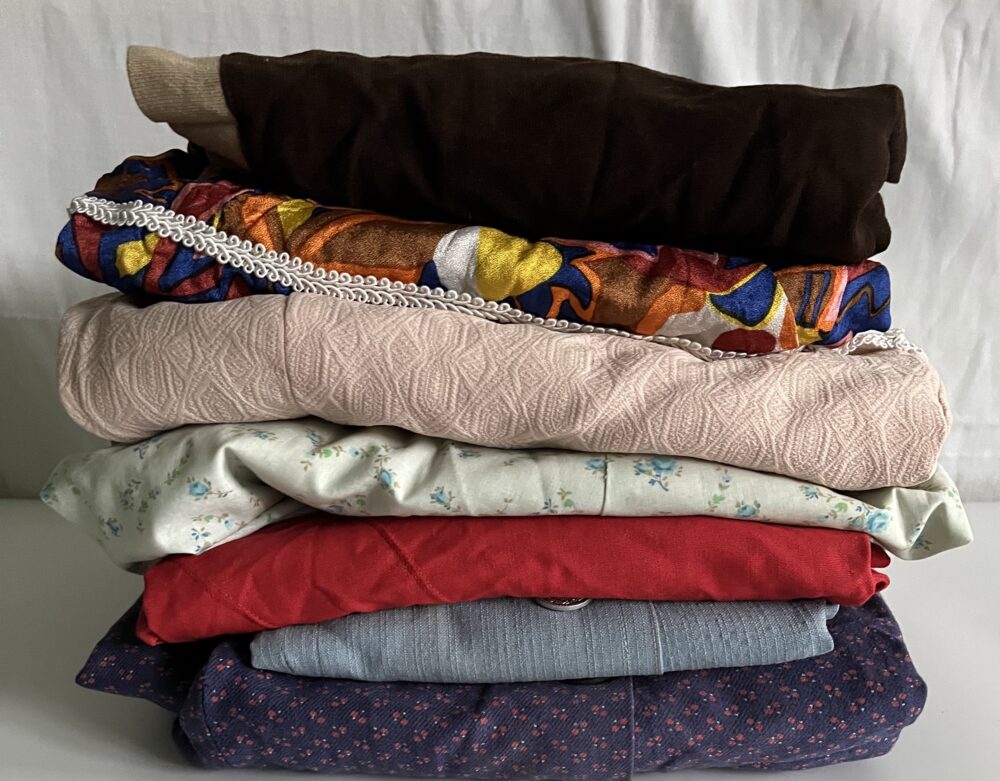 Konvolut dámské šaty z dob socialismu, různé střihy, vyšívané 7 ks