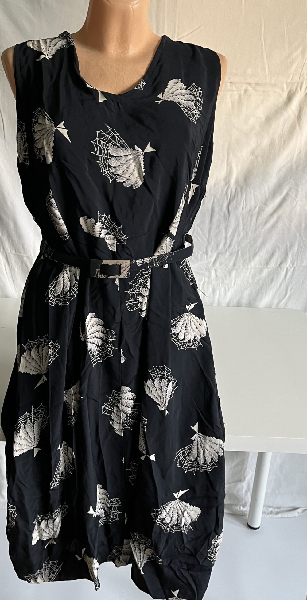 Starožitné dámské dlouhé šaty se vzorem s páskem, bez rukávu