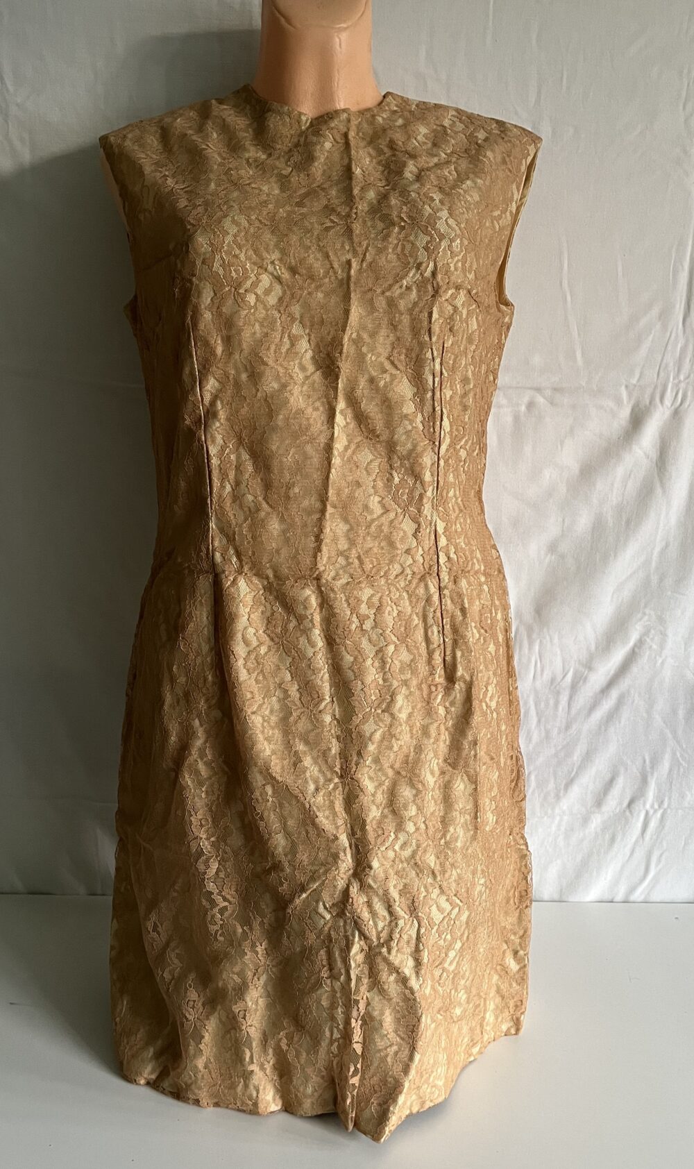 Starožitné krajkové šaty bez rukávu