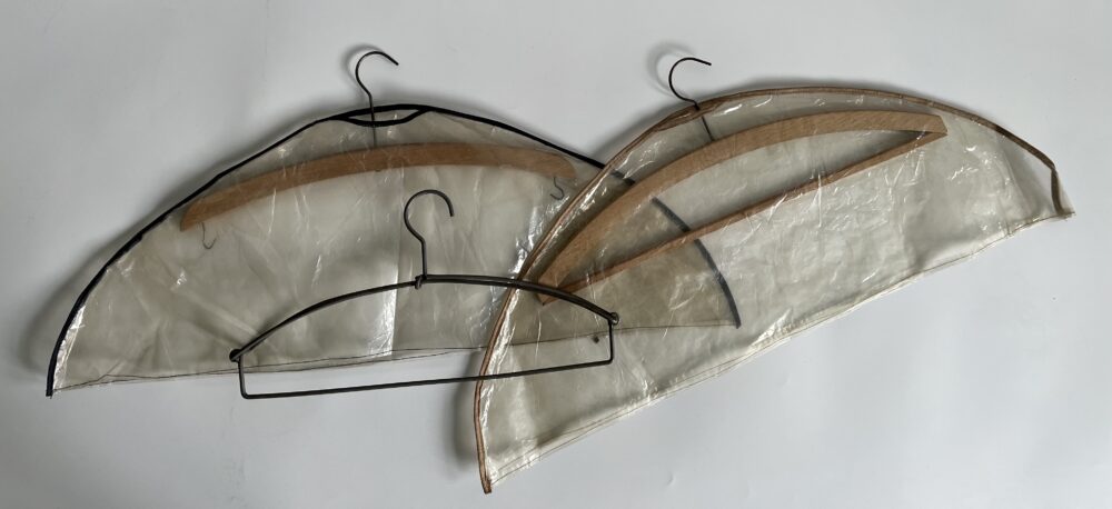 Ramínka na oděvy - kovové, dřevěné, obaly proti prachu