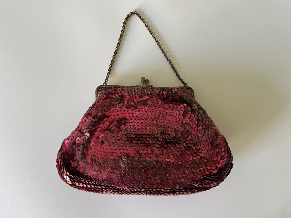 Starožitná kabelka s flitry s ručně rytým zdobeným okrajem, mosazné