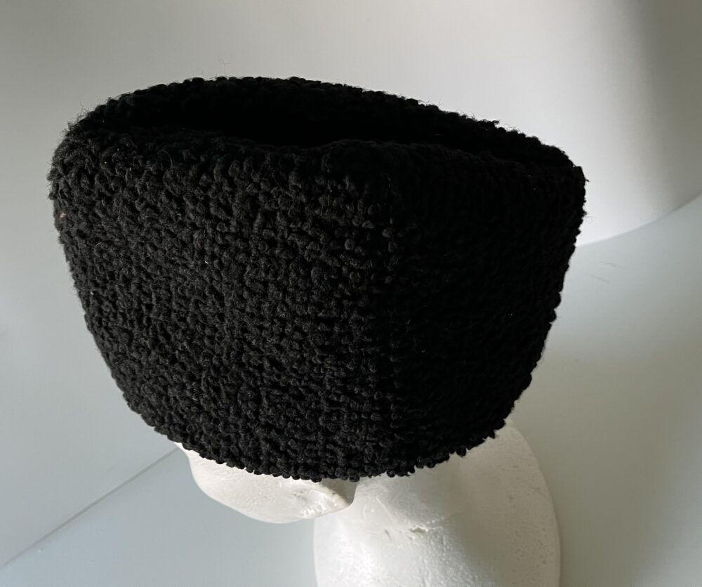 Starožitná zimní čepice ze Slovácka, beranice s kožešinou