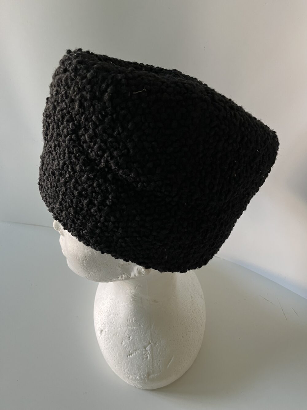 Starožitná zimní čepice ze Slovácka, beranice s kožešinou