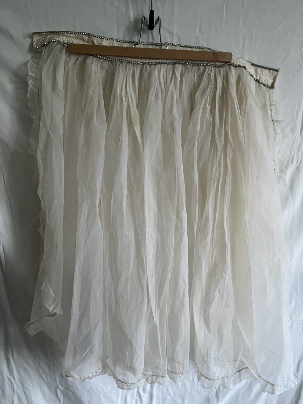 Starožitná spodnička bílá se zdobeným páskem