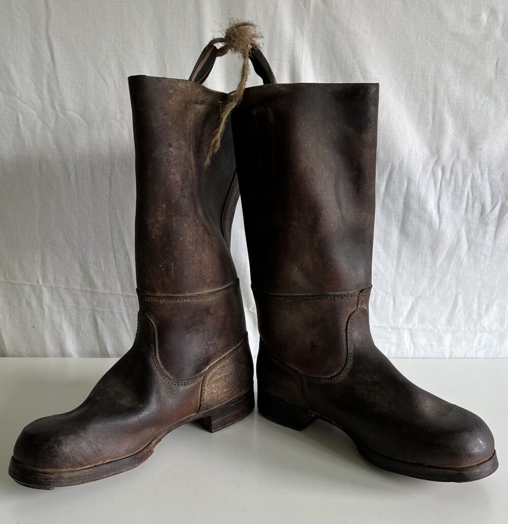 Starožitné pánské vysoké boty, podražené kovové