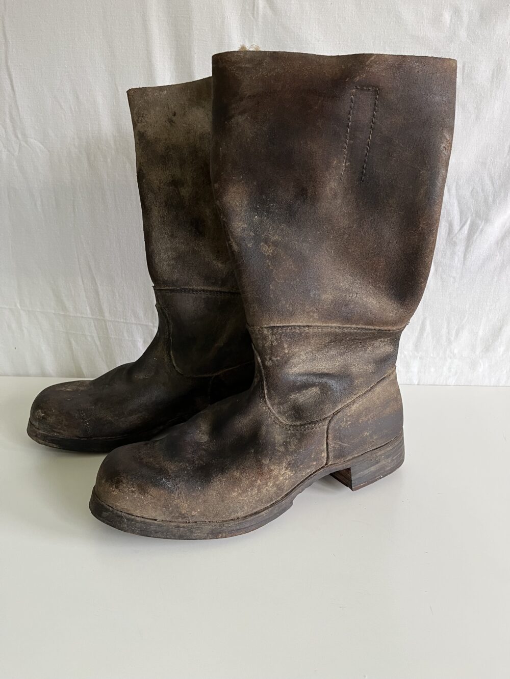 Starožitné pánské vysoké boty, podražené kovové