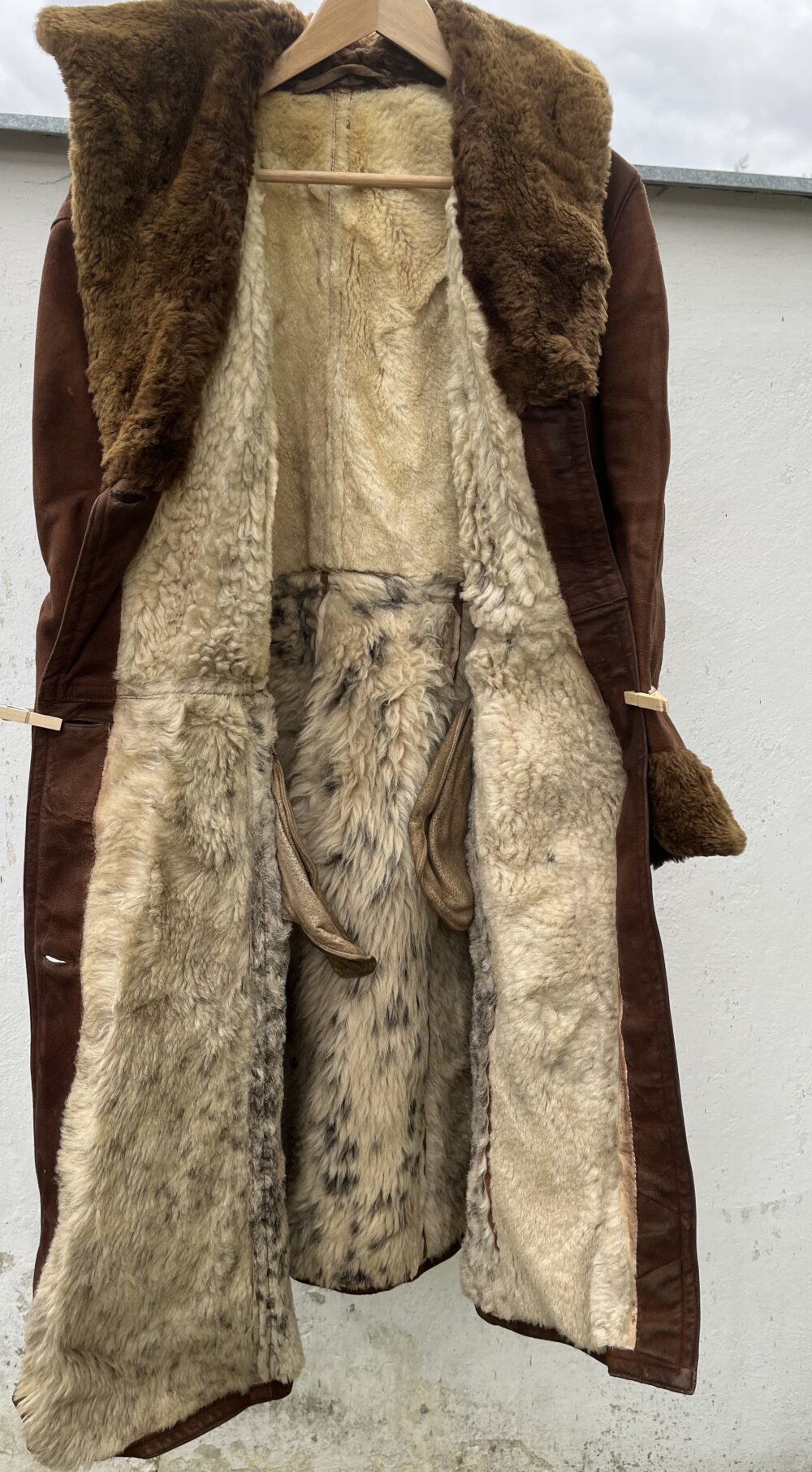 Starožitný dlouhý kabát s kožešinou