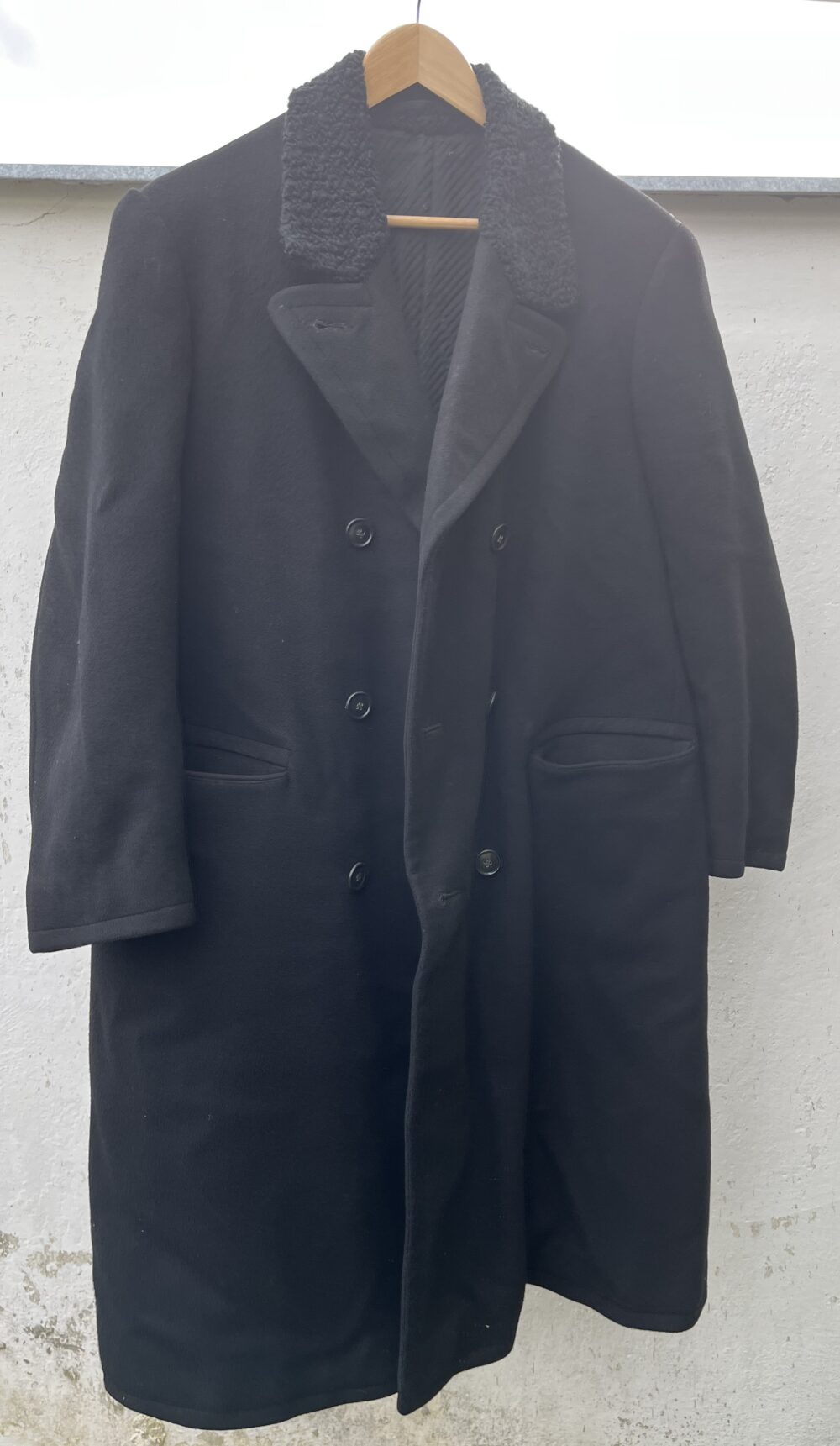 Pánský zimní dlouhý kabát s vyšitým monogramem 1.pol.20.st.