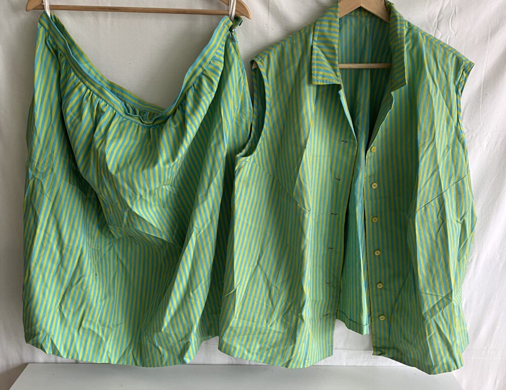 Dámský komplet, sukně s blůzou žluto-modrý proužek, z dob socialismu