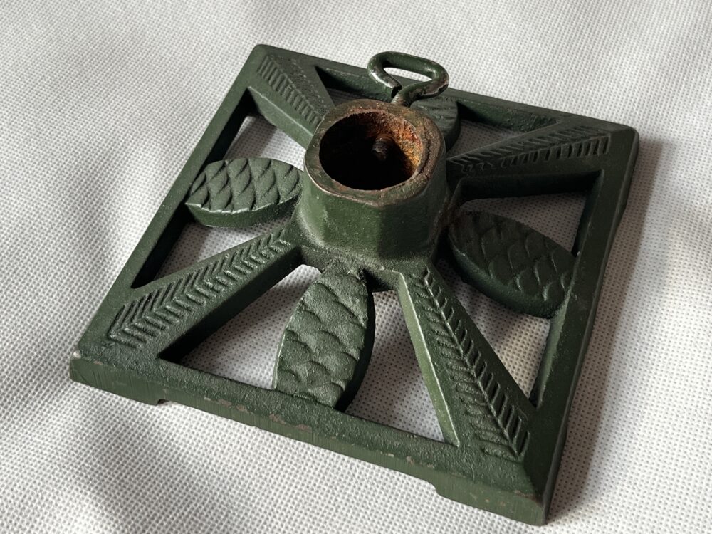 Starožitný vánoční stojan na stromeček, šišky