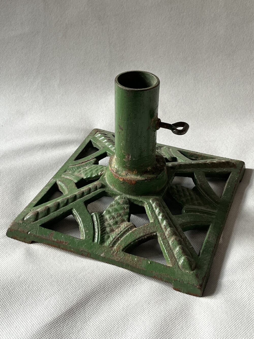 Starožitný vánoční stojan na stromeček, šišky