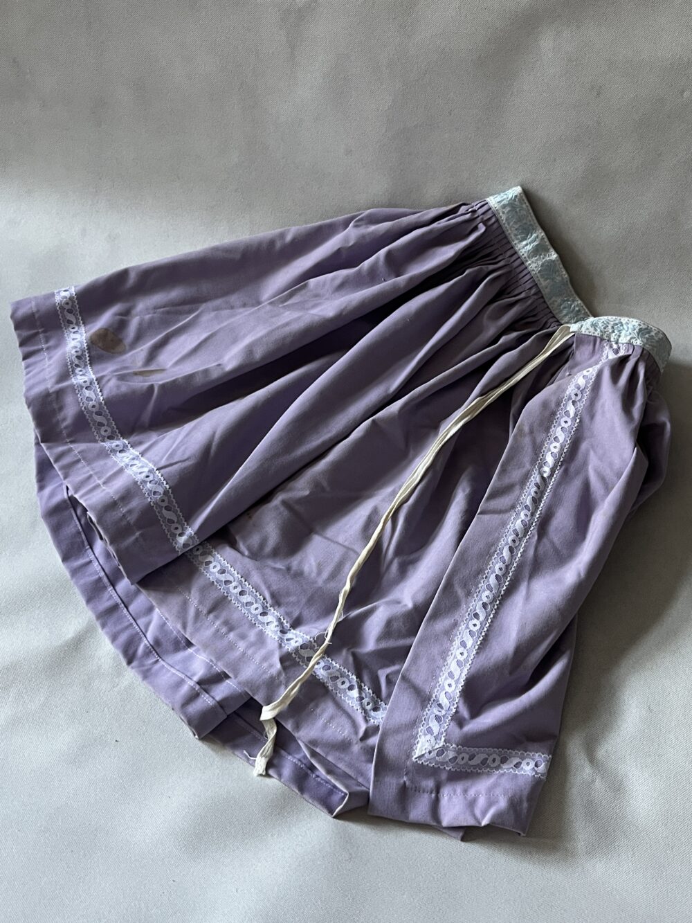 Sukně ke kroji - fialová s krajkou, v pase vyšívaná stuha