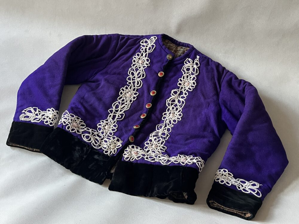 Modrofialová vyteplená kacabajka ke kroji s bílým zdobením