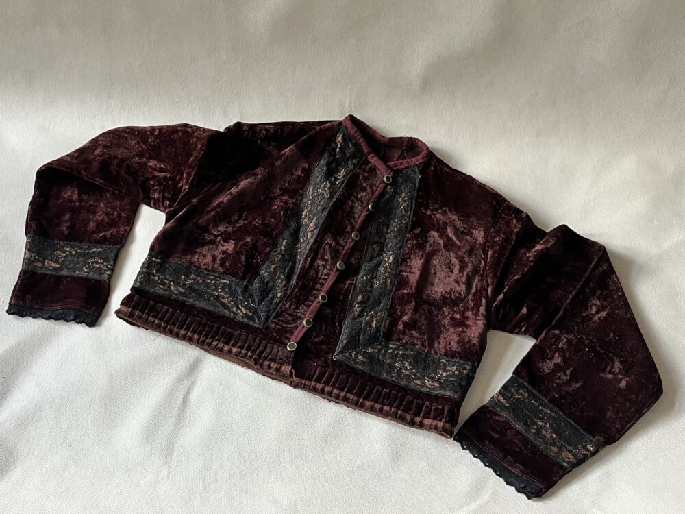 Tradiční jupka ke kroji z teplejšího materiálu hnědá s černou krajkou