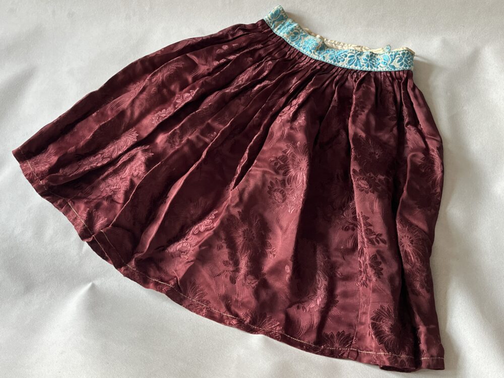 Součást lidového kroje - Hnědá brokátová sukně s hnědými květy