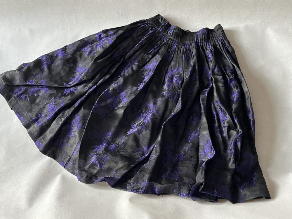 Sukně ke kroji - černá brokátová s vyšitými fialovými květy