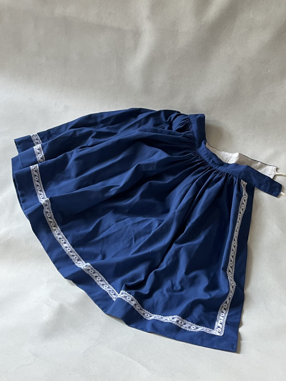 Součást lidového kroje - Modrá sukně s krajkou