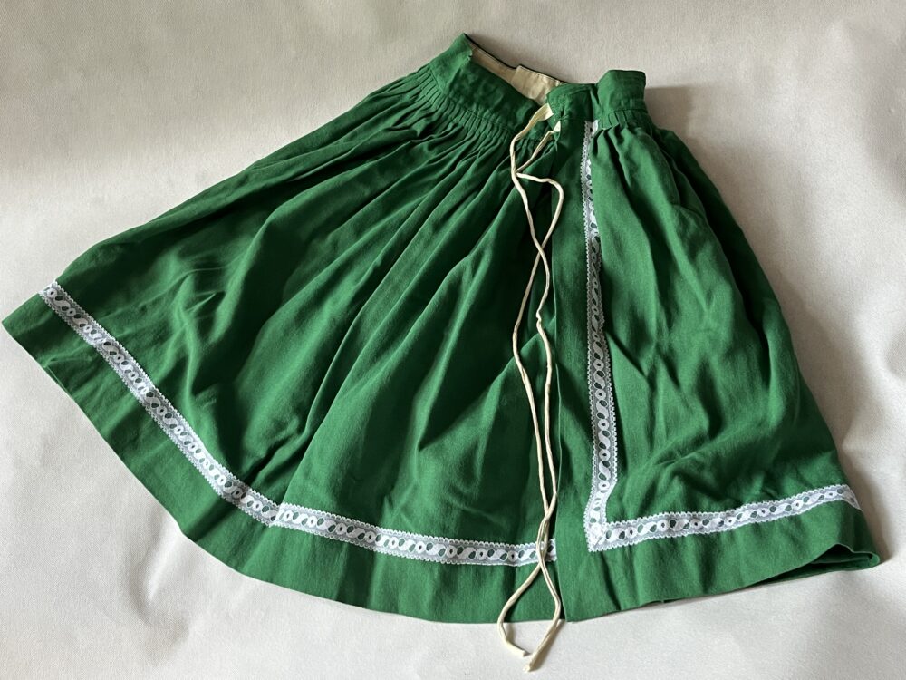 Součást lidového kroje - Zelená sukně s bílou krajkou