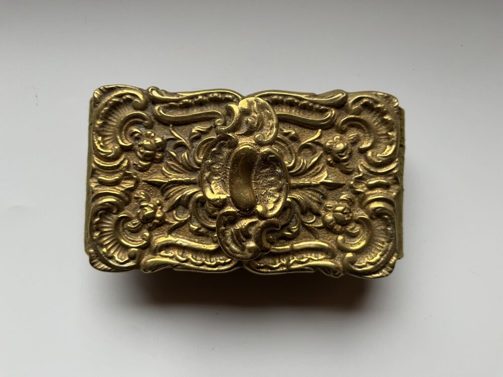 Starožitný secesní kancelářský kovový piják zlaté barvy, mosaz